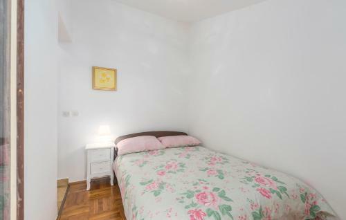 Hostal Apartment Complex Vetrina-shared Pool