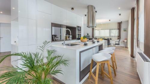 Hostal Modern Villa Paolo With A Heated Outdoor Pool