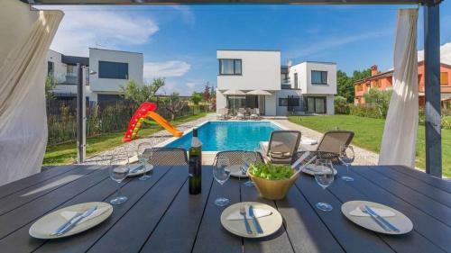Hostal Modern Villa Paolo With A Heated Outdoor Pool