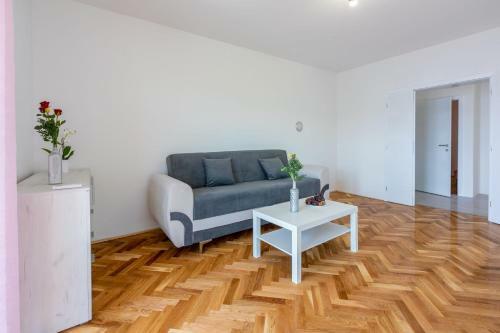 Apartments Leoalemar