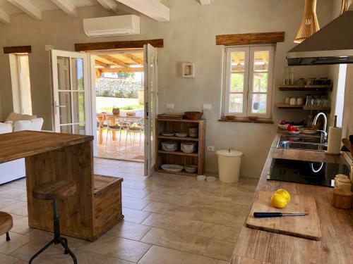 Renovated Stunning Stonevilla With Pool