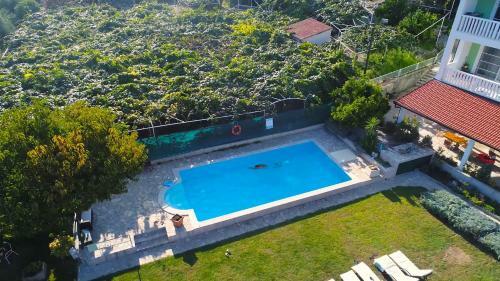 Apartment With Pool