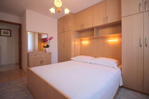 Apartment Leticija Near City Center