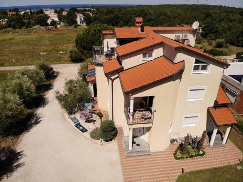 Hostal Apartments House Tomic For Max 22 Persons Maj Pore?