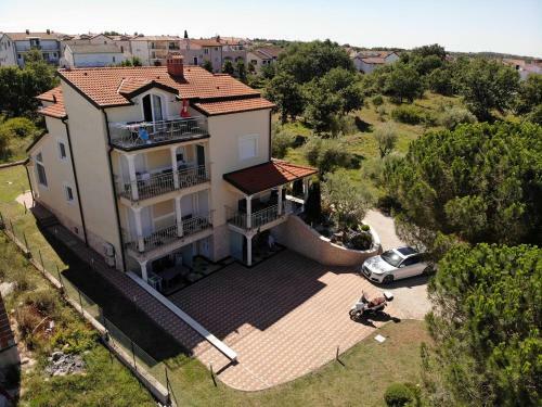 Hostal Apartments House Tomic For Max 22 Persons Maj Pore?