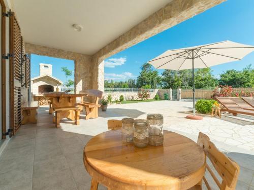 Beautiful Villa In Privlaka With Heated Swimming Pool