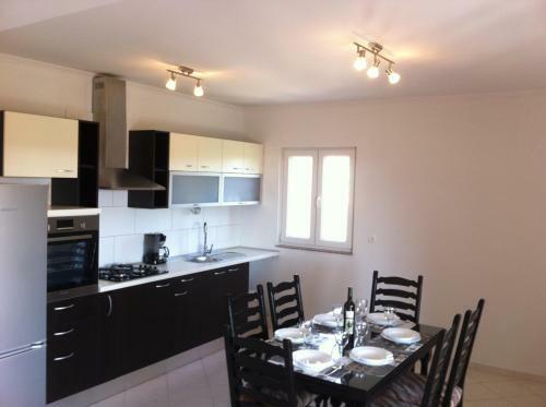 Spacious Apartment Lena Near The Beach