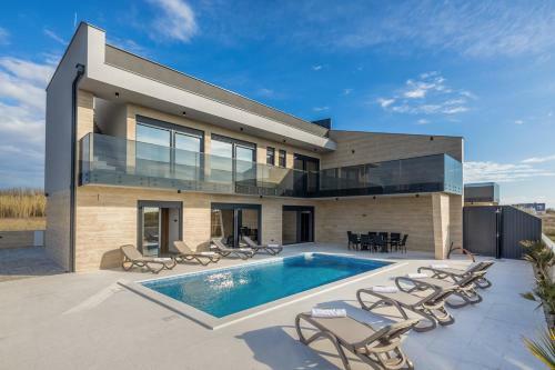 Luxury Beachfront 4 Bedroom Villa With Private Pool****