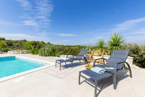 Pucisca Villa Sleeps 2 With Pool Air Con And Wifi