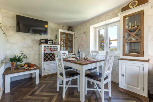 Pucisca Villa Sleeps 2 With Pool Air Con And Wifi