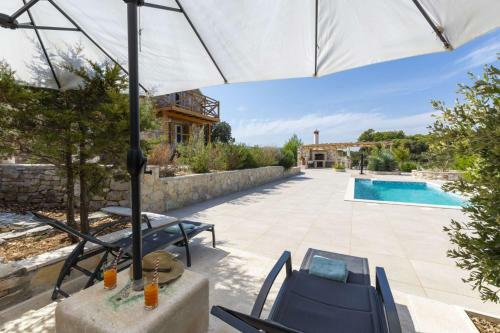 Pucisca Villa Sleeps 2 With Pool Air Con And Wifi