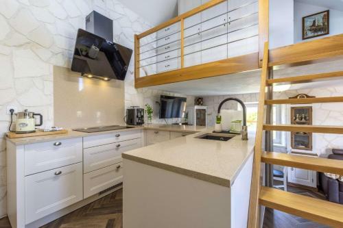 Pucisca Villa Sleeps 2 With Pool Air Con And Wifi