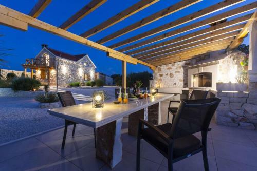 Pucisca Villa Sleeps 2 With Pool Air Con And Wifi