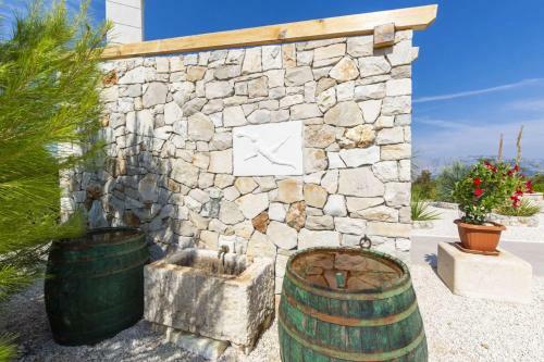 Pucisca Villa Sleeps 2 With Pool Air Con And Wifi