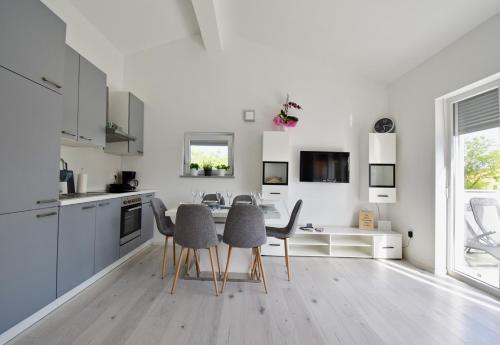 Bright And Spacious Apartment With Grill ***