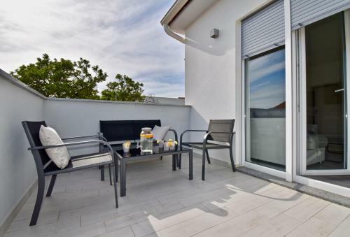 Bright And Spacious Apartment With Grill ***