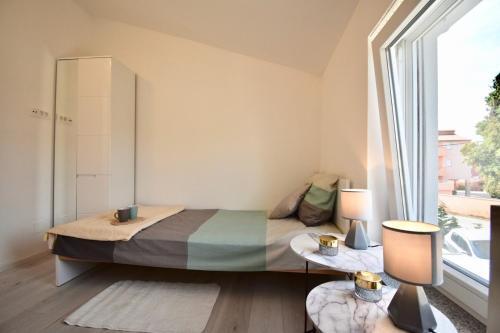 Bright And Spacious Apartment With Grill ***
