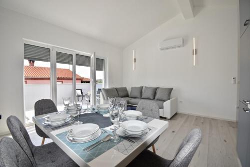 Bright And Spacious Apartment With Grill ***