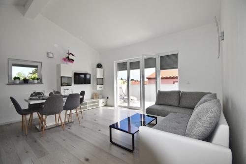 Bright And Spacious Apartment With Grill ***