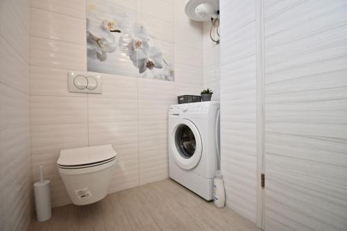 Bright And Spacious Apartment With Grill ***