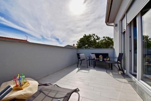 Bright And Spacious Apartment With Grill ***