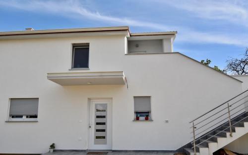Bright And Spacious Apartment With Grill ***