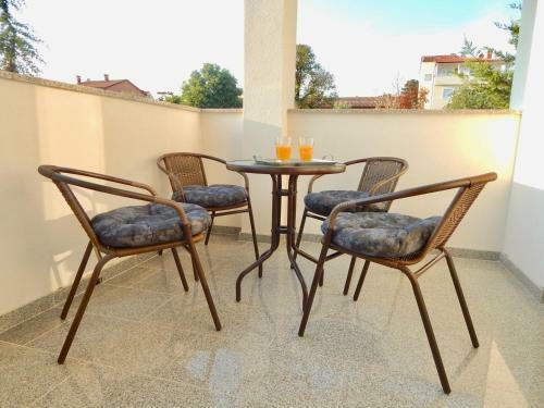 Hostal Apartments Mira