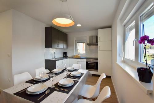 Hostal Apartments Mira