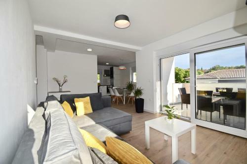 Hostal Apartments Mira