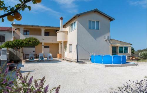 Three-bedroom Apartment In Pula