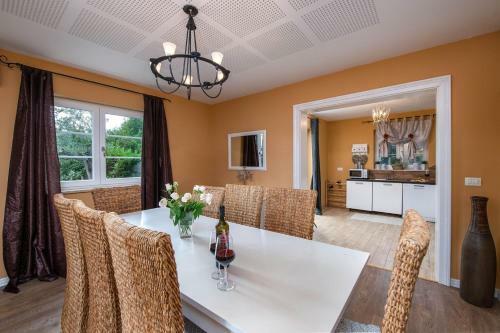 Spacious Holiday House / Pool / Jacuzzi / Playground / 6+2