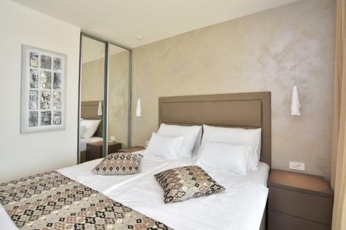 Ravnice Villa Sleeps 8 Pool Air Con Wifi T812194