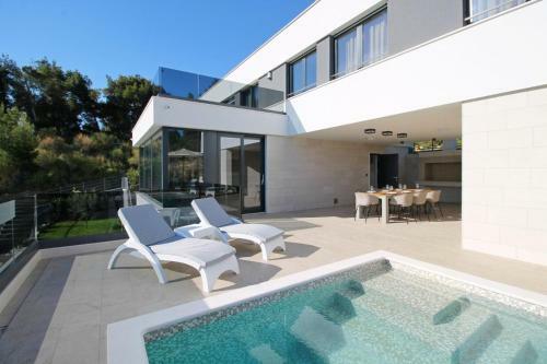 Ravnice Villa Sleeps 8 Pool Air Con Wifi T812194