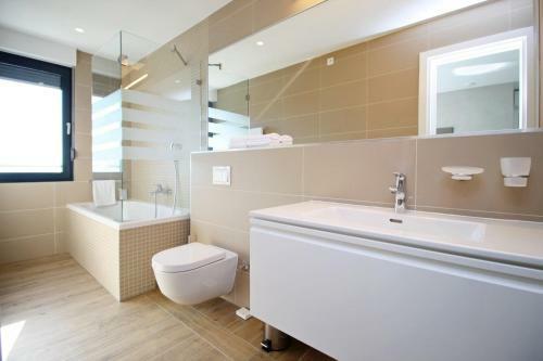Ravnice Villa Sleeps 8 Pool Air Con Wifi T812194