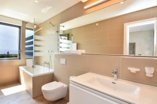 Ravnice Villa Sleeps 8 Pool Air Con Wifi T812194