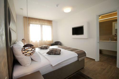 Ravnice Villa Sleeps 8 Pool Air Con Wifi T812194