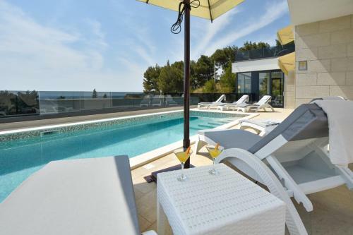 Ravnice Villa Sleeps 8 Pool Air Con Wifi T812194