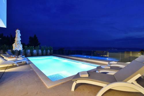 Ravnice Villa Sleeps 8 Pool Air Con Wifi T812194