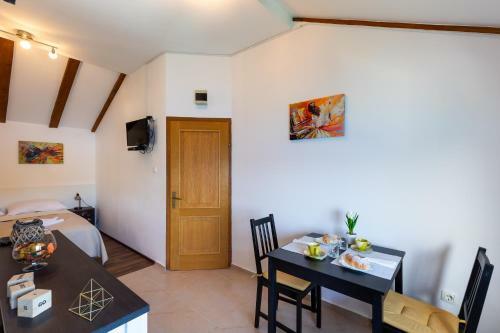 Apartments Lovorna