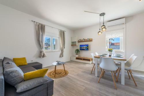 Holiday Home With Pool Barba