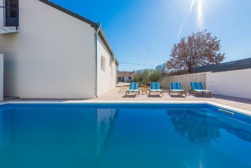 Holiday Home With Pool Barba