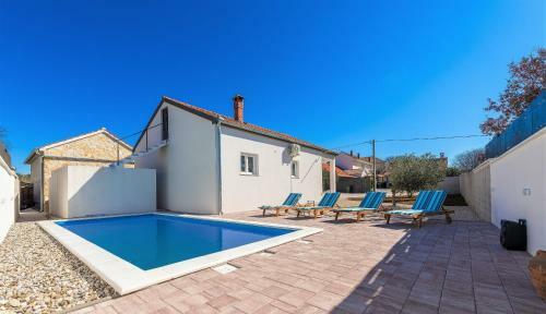 Holiday Home With Pool Barba