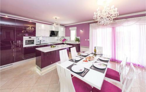 Four-bedroom Holiday Home In Solin