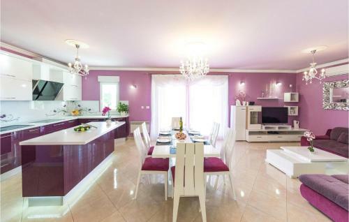 Four-bedroom Holiday Home In Solin