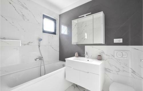 Stunning Home In Split W/ Jacuzzi, Wifi And 4 Bedrooms