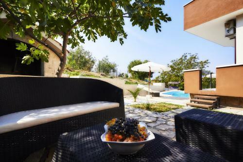 Split Villa Sleeps 8 Pool Air Con Wifi