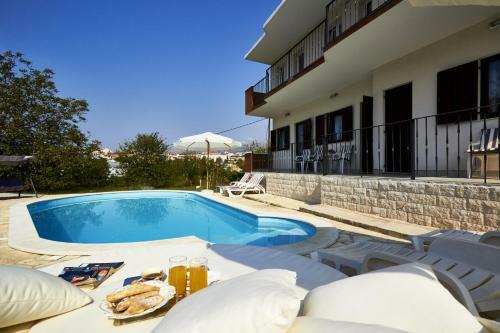 Split Villa Sleeps 8 Pool Air Con Wifi