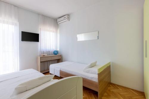 Split Villa Sleeps 8 Pool Air Con Wifi