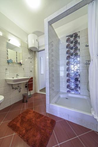 Split Villa Sleeps 8 Pool Air Con Wifi