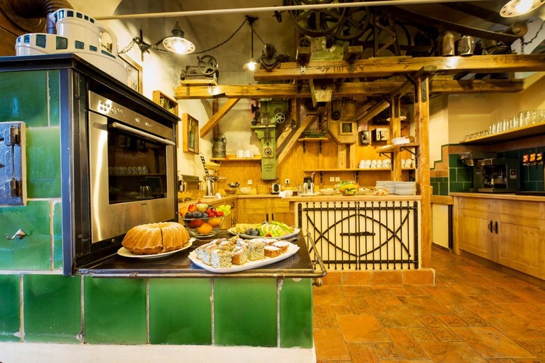 Hotel Selsky Dvur - Bohemian Village Courtyard